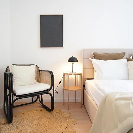 Homefy Balcony - Up To 4 People - Close To Fair - Free Parking Apartment *