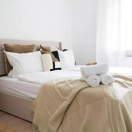 Homefy Balcony - Up To 4 People - Close To Fair - Free Parking Apartment *